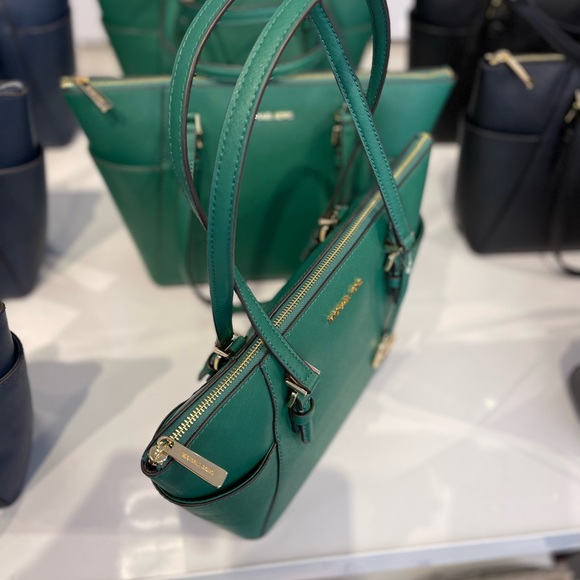 MICHAEL KORS CHARLOTTE LARGE TOP ZIP TOTE PALMETTO GREEN COLOR
NWT - Picture 6 of 16